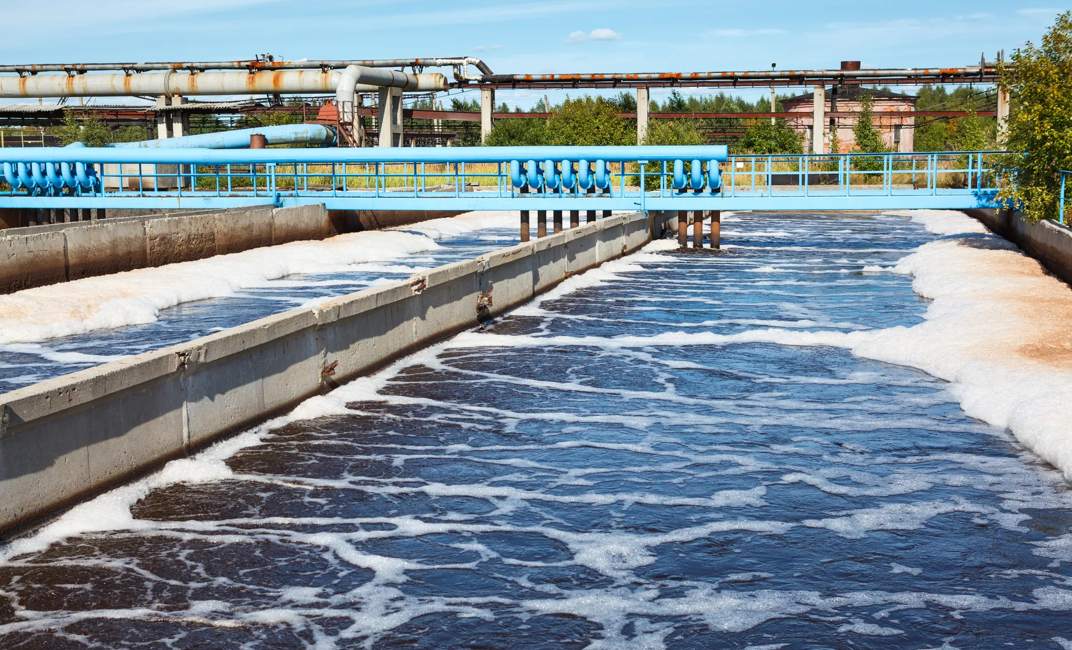 Water treatment tank with waste water with aeration process